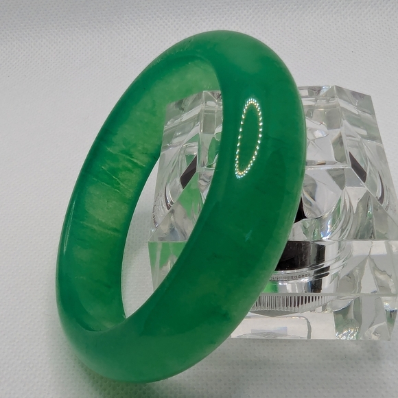 Green Jade Bangle Bracelet - Picture 3 of 7